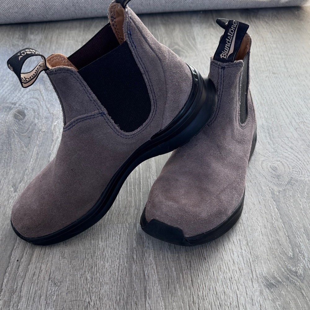 Blundstone women’s 7/ men’s 5  Suede tan Boots unisex